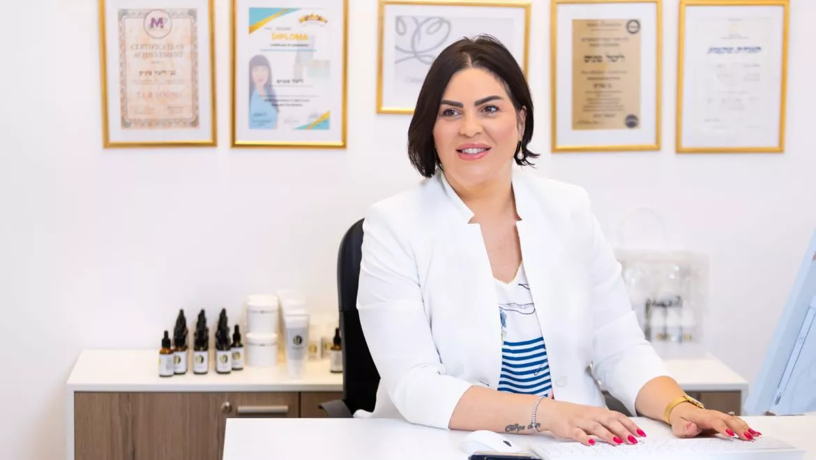 חד וחלק: שיטת טשטוש וקילוף צלקות האקנה שכובשת את ישראל